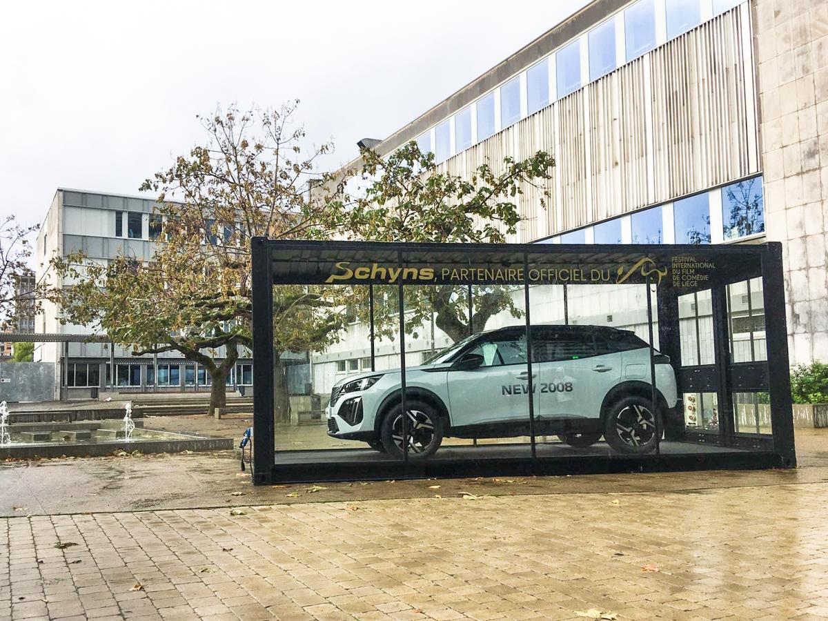Une voiture exposée dans un box place des Carmes suscite des réactions négatives