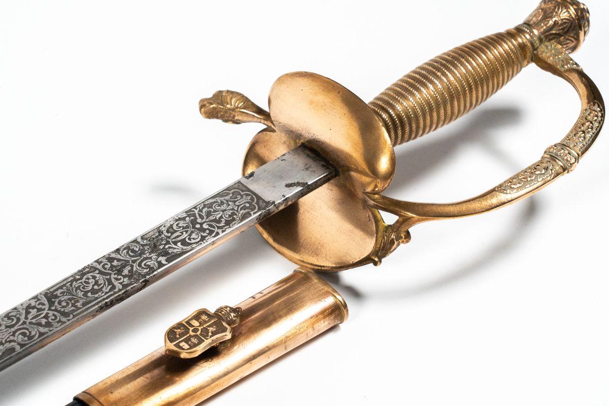 200 armes blanches et divers équipements de protection mis en valeur au Grand Curtius