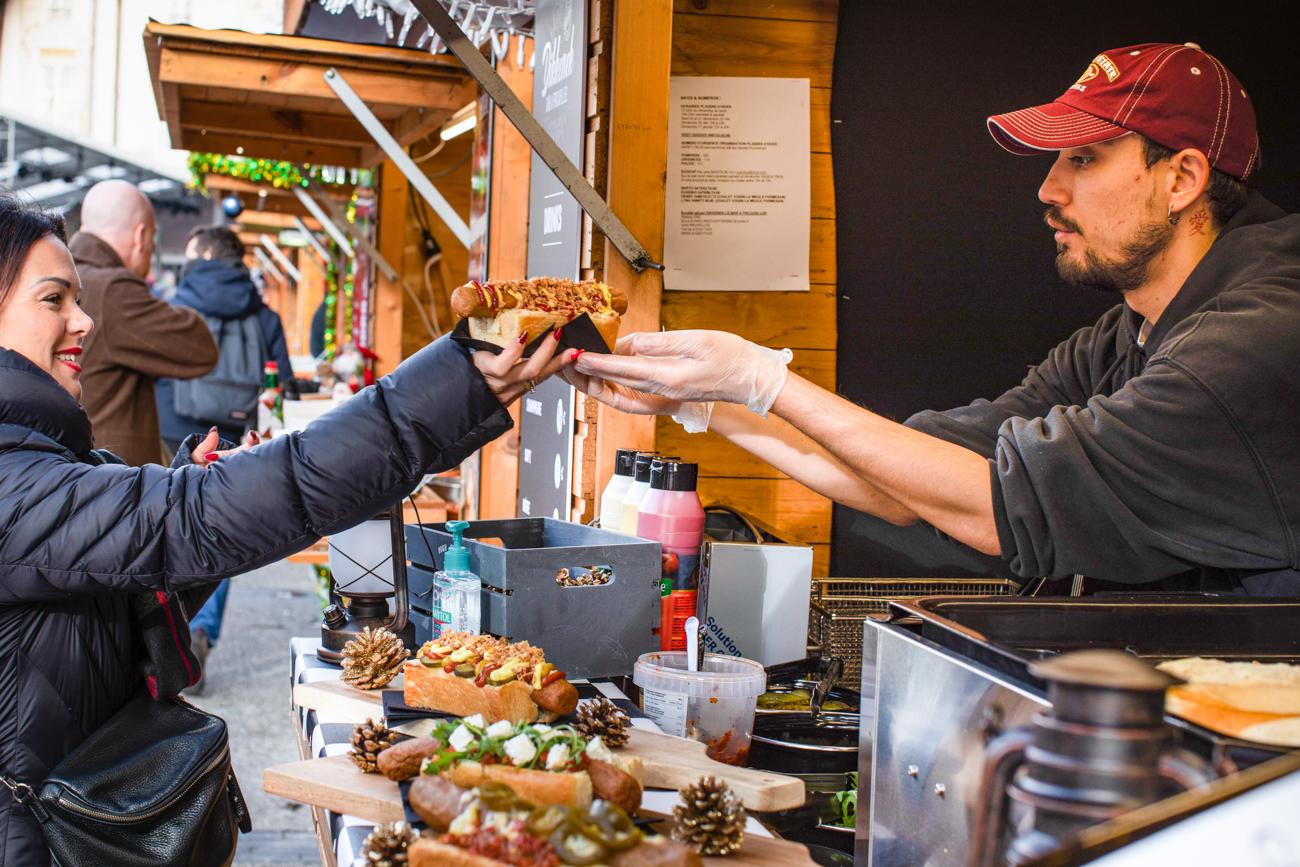 Dikkenek: un bar à fricadelles pour la première fois sur le Village de Noël