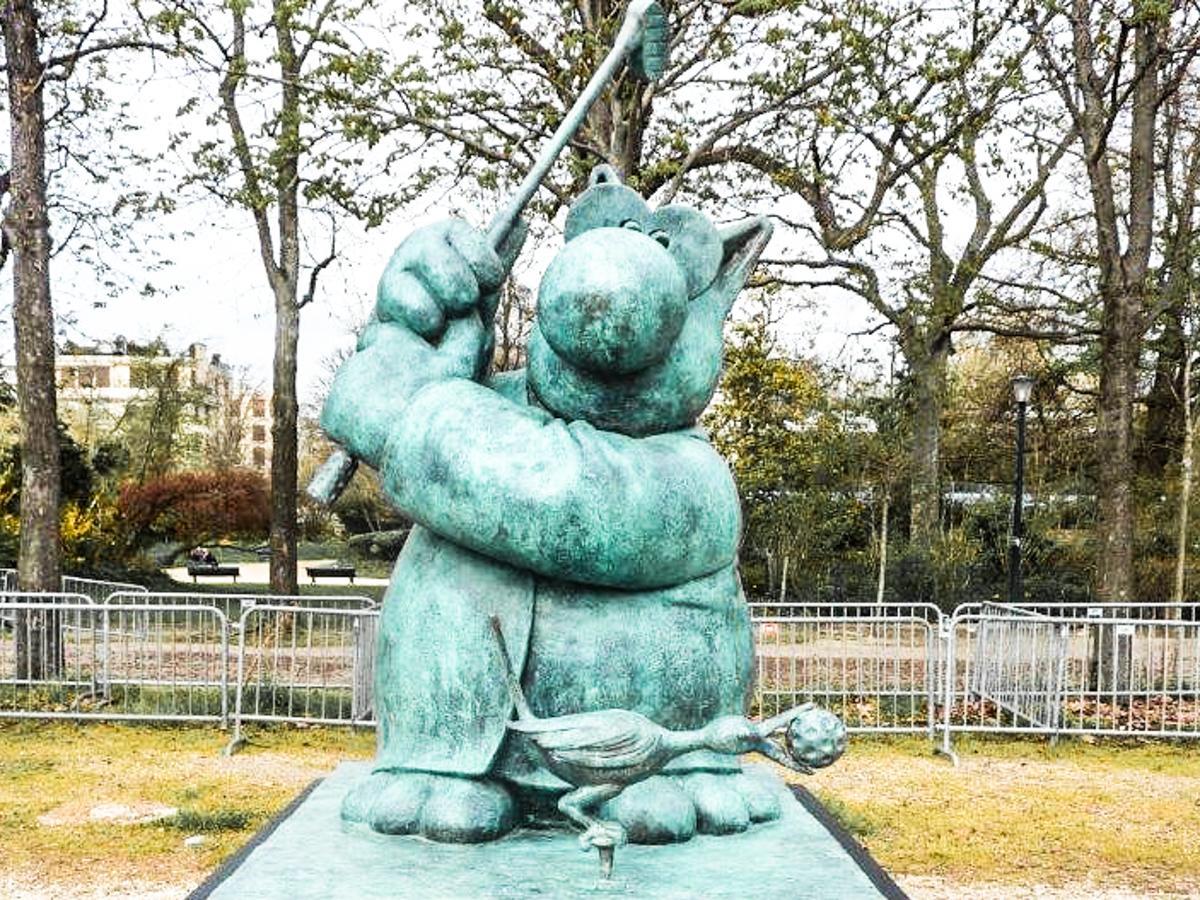 Une statue du Chat installée boulevard Piercot tout le mois de décembre