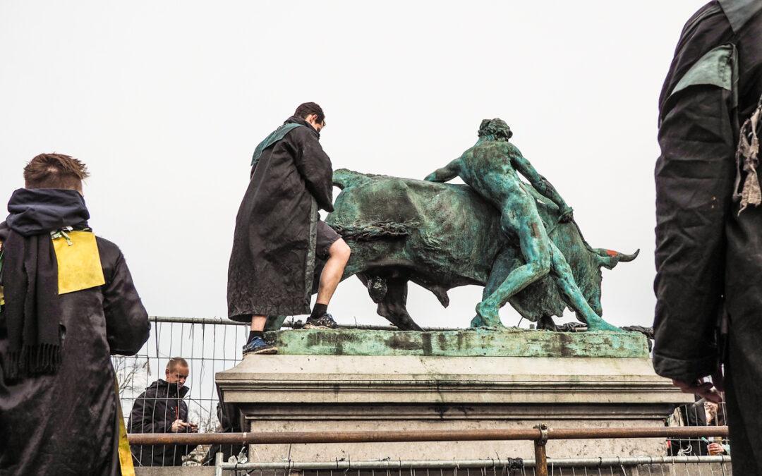 Déplacer la statue du Torè aux Terrasses pour faire plaisir aux étudiants?