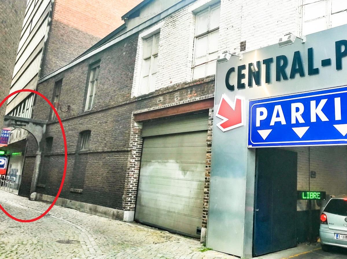 Une arcade en pierre datant du 18e siècle victime du nouveau parking place Xavier-Neujean