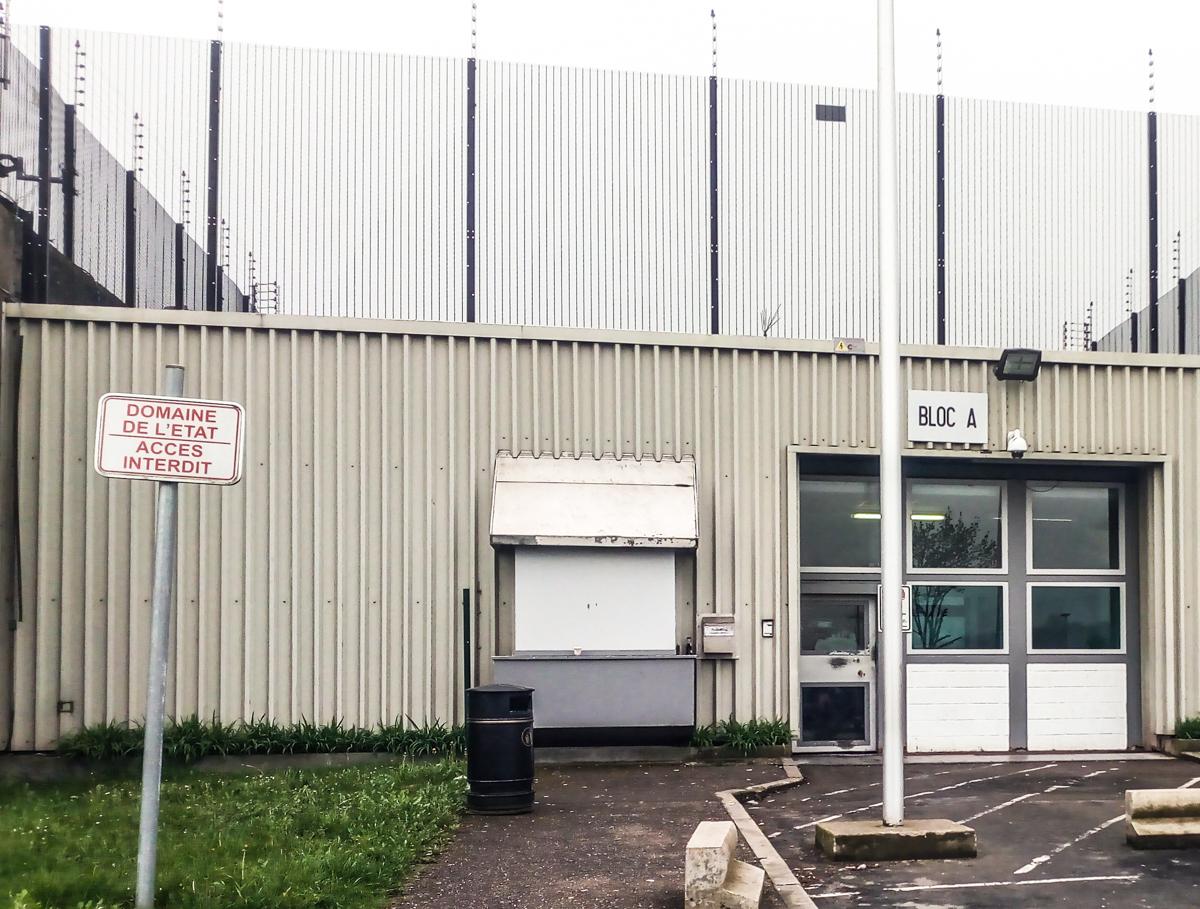 Un prisonnier s’évade pieds nus et menotté de la prison de Lantin