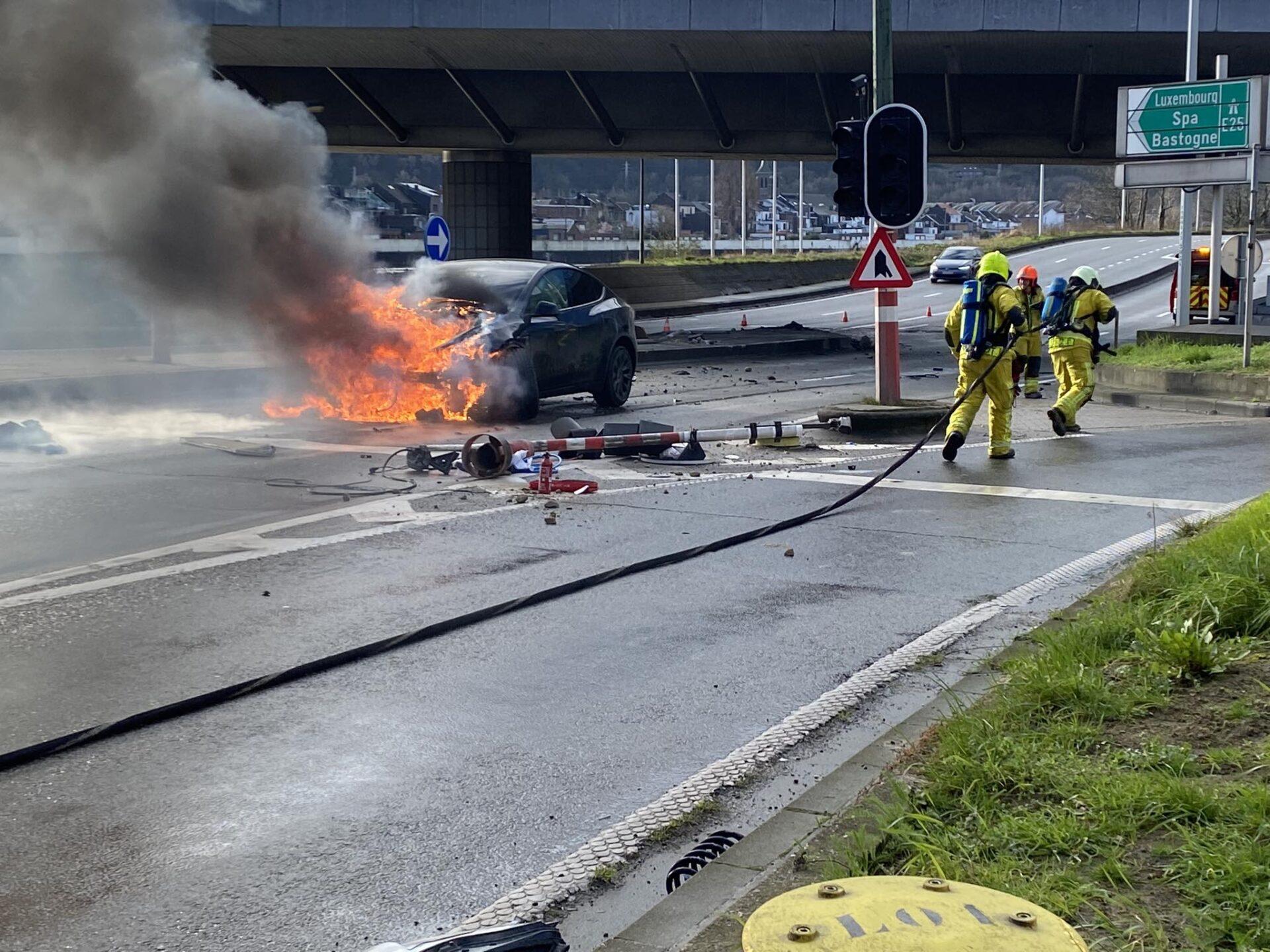 Une Tesla prend feu quai Banning: la protection civile intervient avec les pompiers