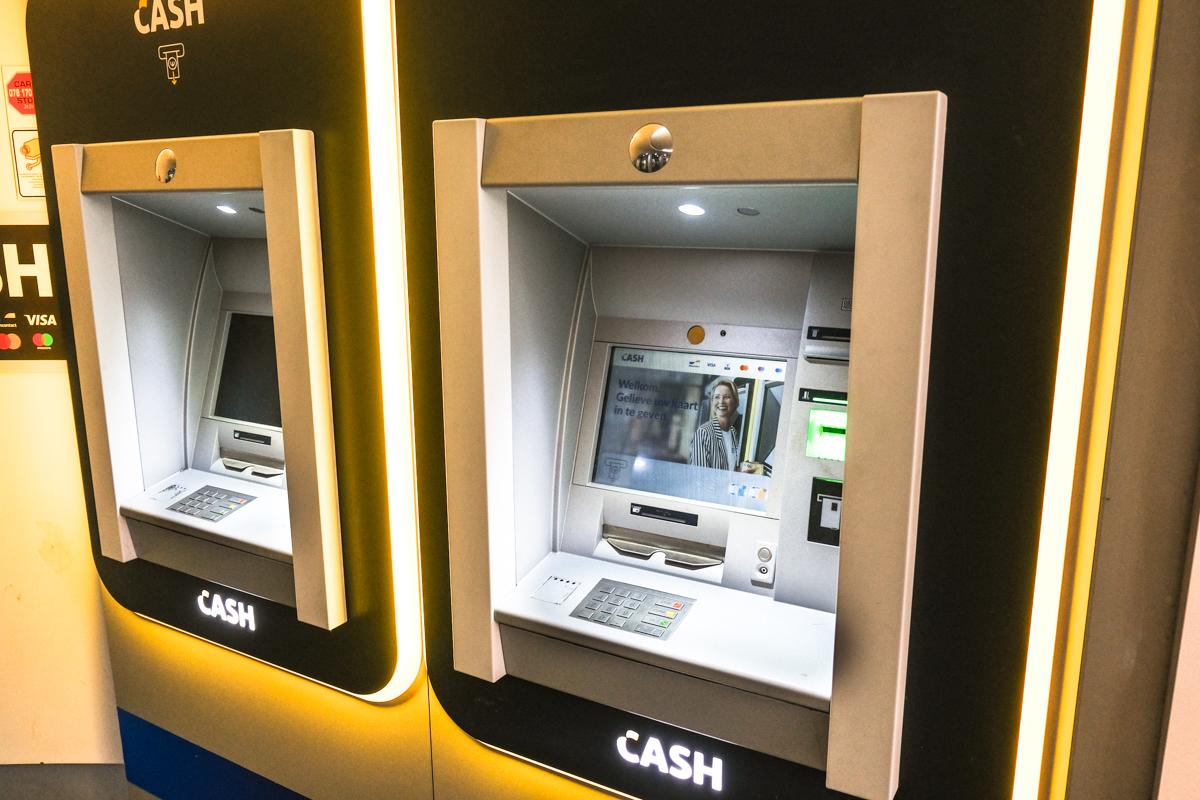 Pénurie de distributeurs: la volonté des banques est-elle d’en arriver à la suppression de l’argent cash?