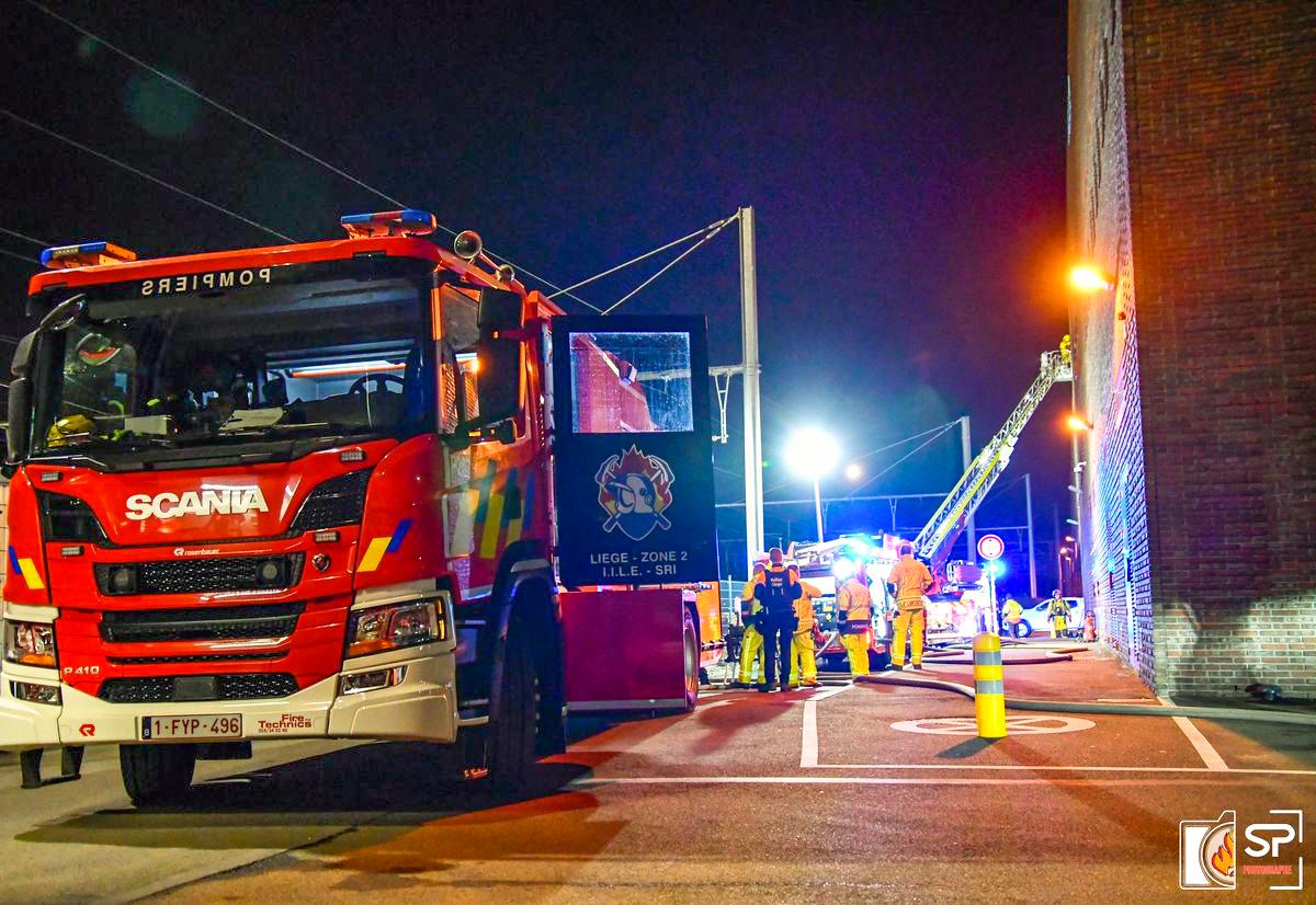 Un incendie dans un bâtiment technique de la gare des Guillemins a longuement mobilisé les pompiers