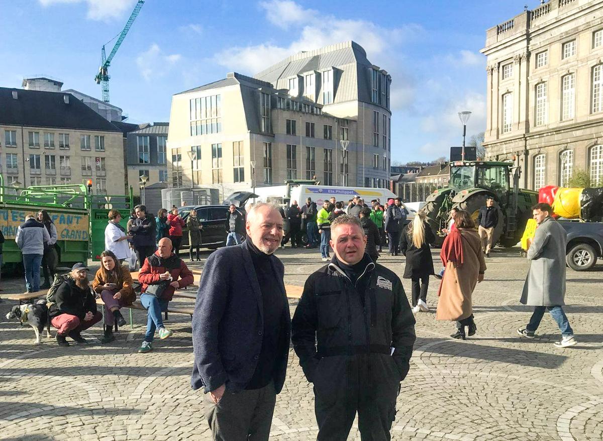 Manifestation pacifique d’agriculteurs place Saint-Lambert