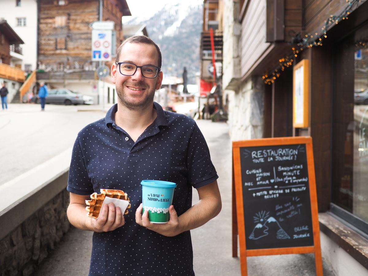 Guillaume, le prof de sport liégeois qui vend des boulets-frites dans la montagne suisse