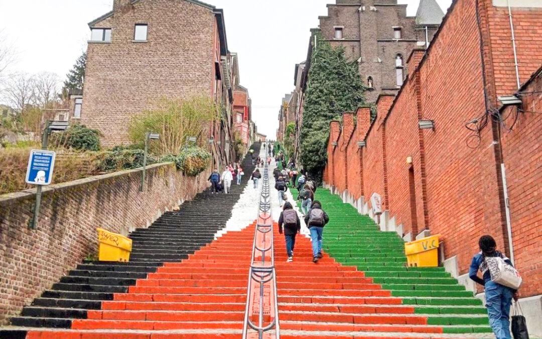 Drapeau palestinien peint sur les escaliers de Bueren: Vert Ardent et le PTB soutiennent l’initiative