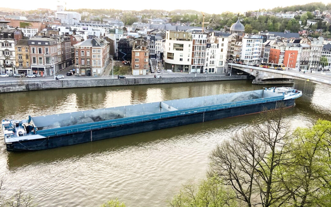 Des bateaux autonomes de 100 m de long, télécommandés depuis Anvers, circulent sur la Meuse à Liège