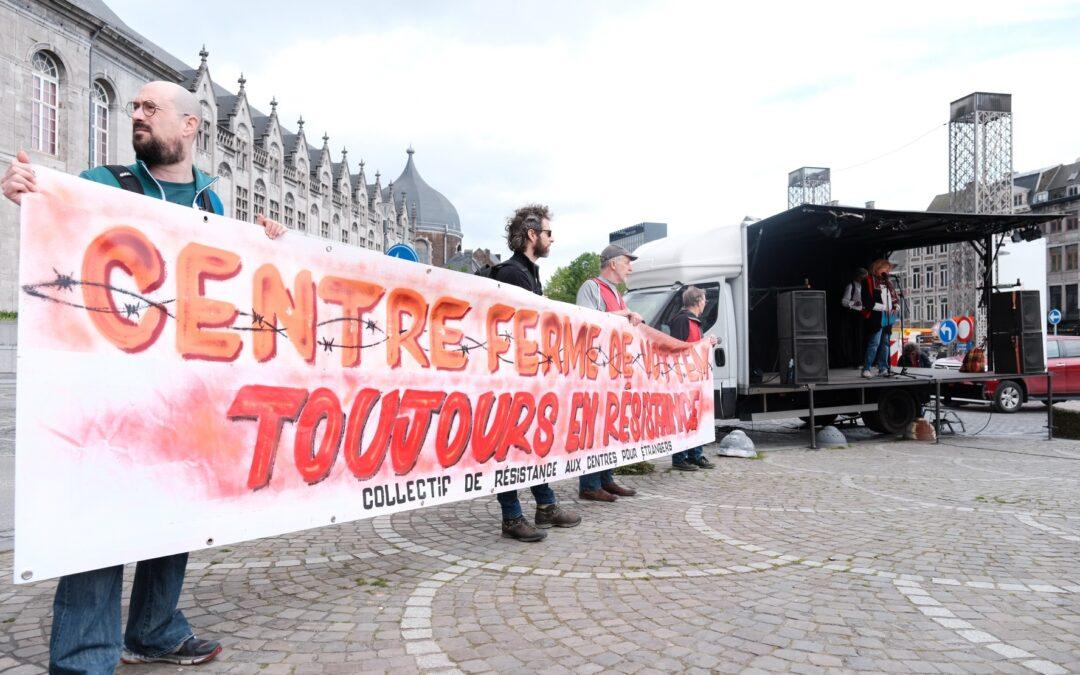 Ils ont célébré “un bien triste anniversaire” sur la place Saint-Lambert