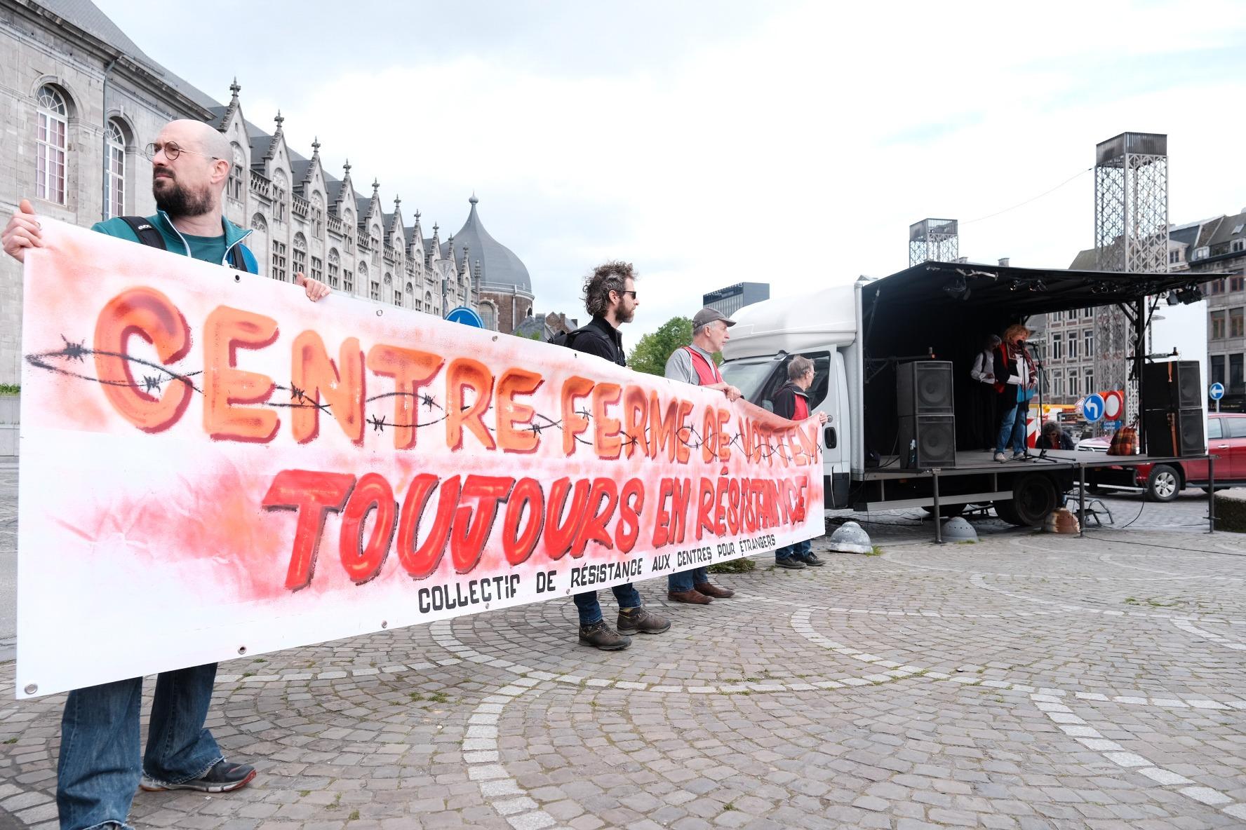Ils ont célébré « un bien triste anniversaire » sur la place Saint-Lambert