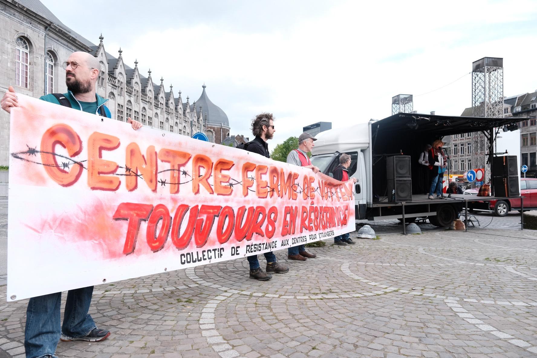 Ils ont célébré “un bien triste anniversaire” sur la place Saint-Lambert