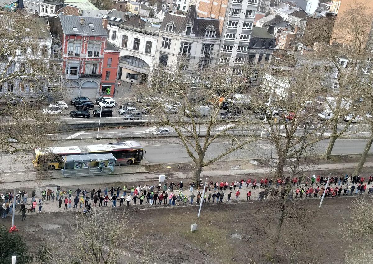 2500 enseignants ont manifesté hier près des Guillemins: leur longue chaîne humaine faisait un kilomètre