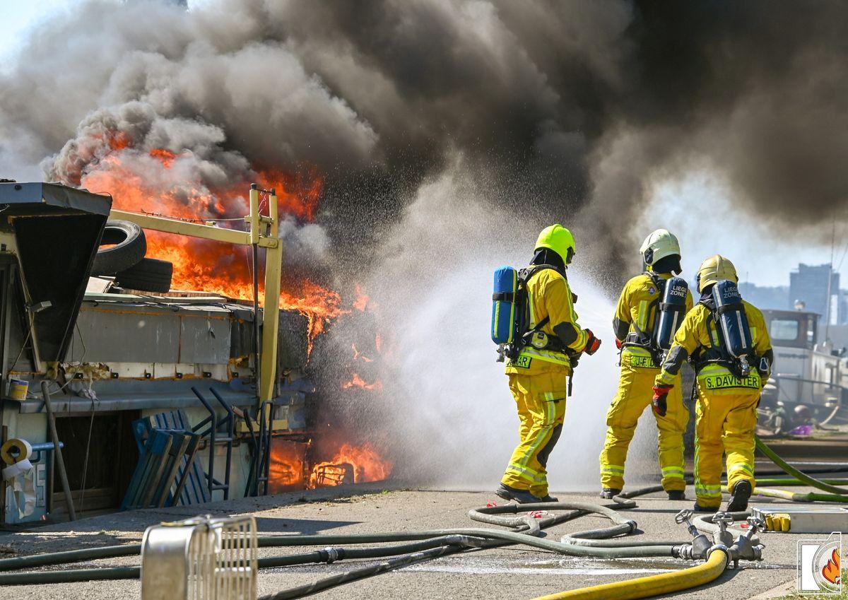 Péniche en feu quai de Wallonie