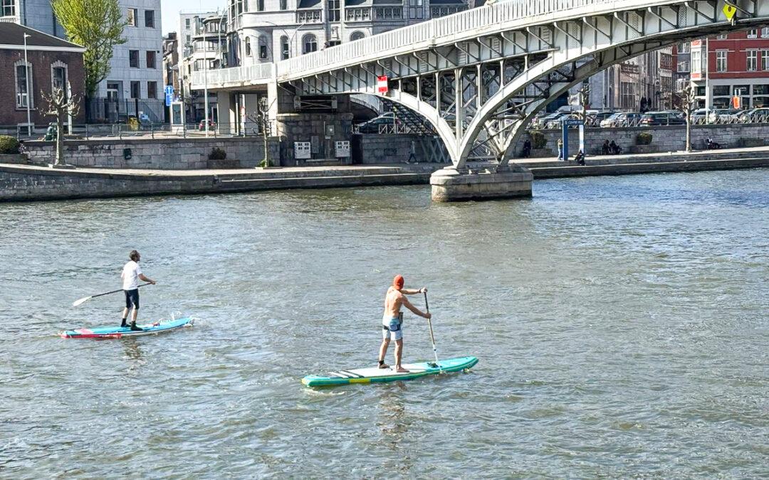 Deux Liégeois photographiés en train de faire du paddle sur la Meuse, devant la Grand Poste: « on le fait régulièrement ! »