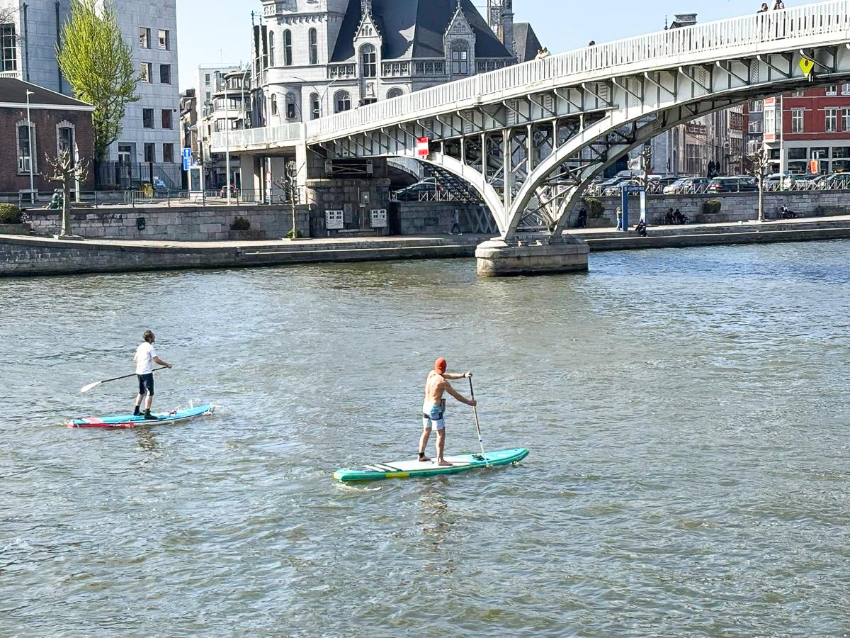 Deux Liégeois photographiés en train de faire du paddle sur la Meuse, devant la Grand Poste: « on le fait régulièrement ! »
