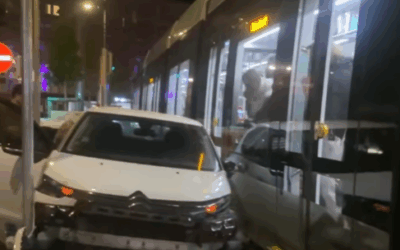 Tram voiture premier accident accident https://www.facebook.com/reel/1268047778323276