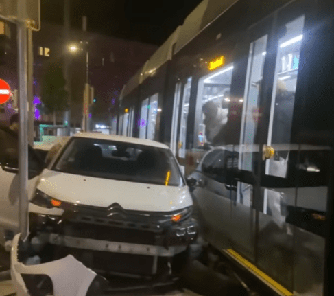 Premier accrochage impliquant le tram et une voiture