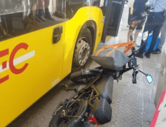 Une conductrice de bus pète les plombs et renverse volontairement un cycliste