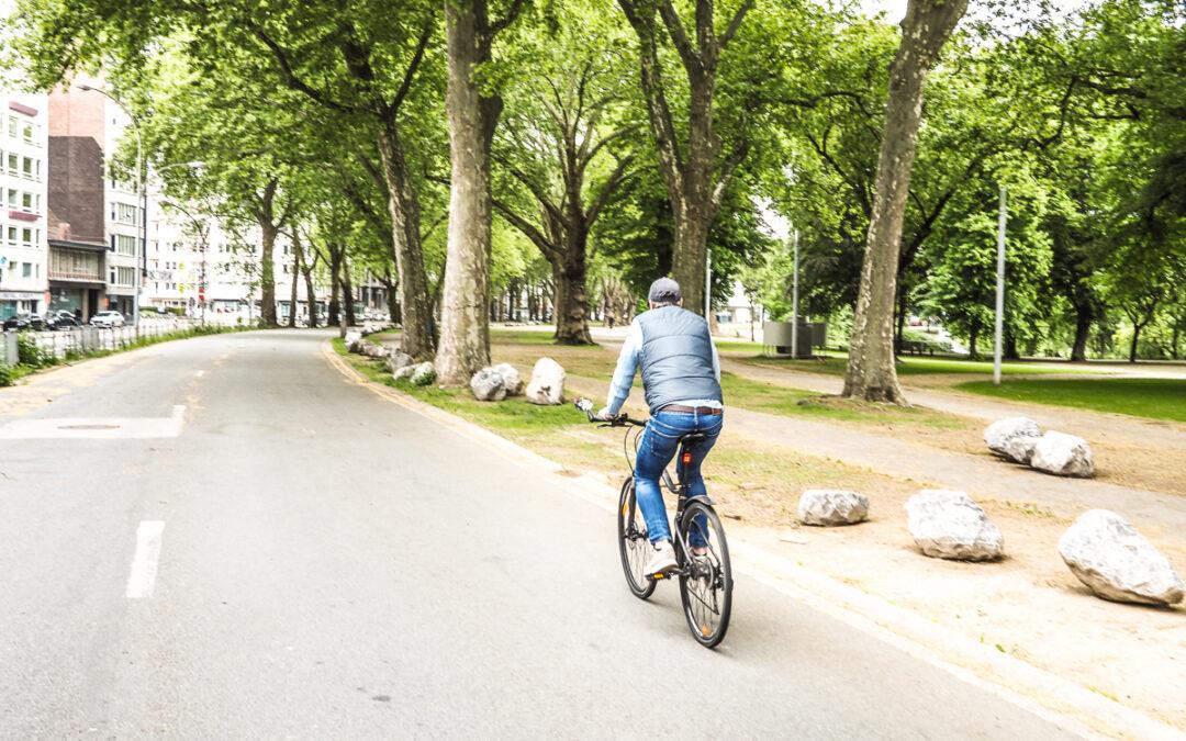 Avroy: des vélos commencent à emprunter la voie des bus, déserte depuis le tram et qui deviendra une super piste cyclable