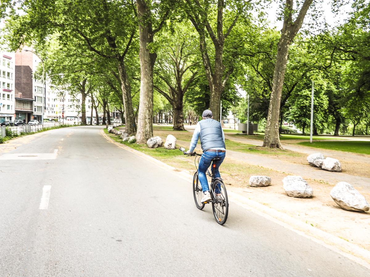 Avroy: des vélos commencent à emprunter la voie des bus, déserte depuis le tram et qui deviendra une super piste cyclable