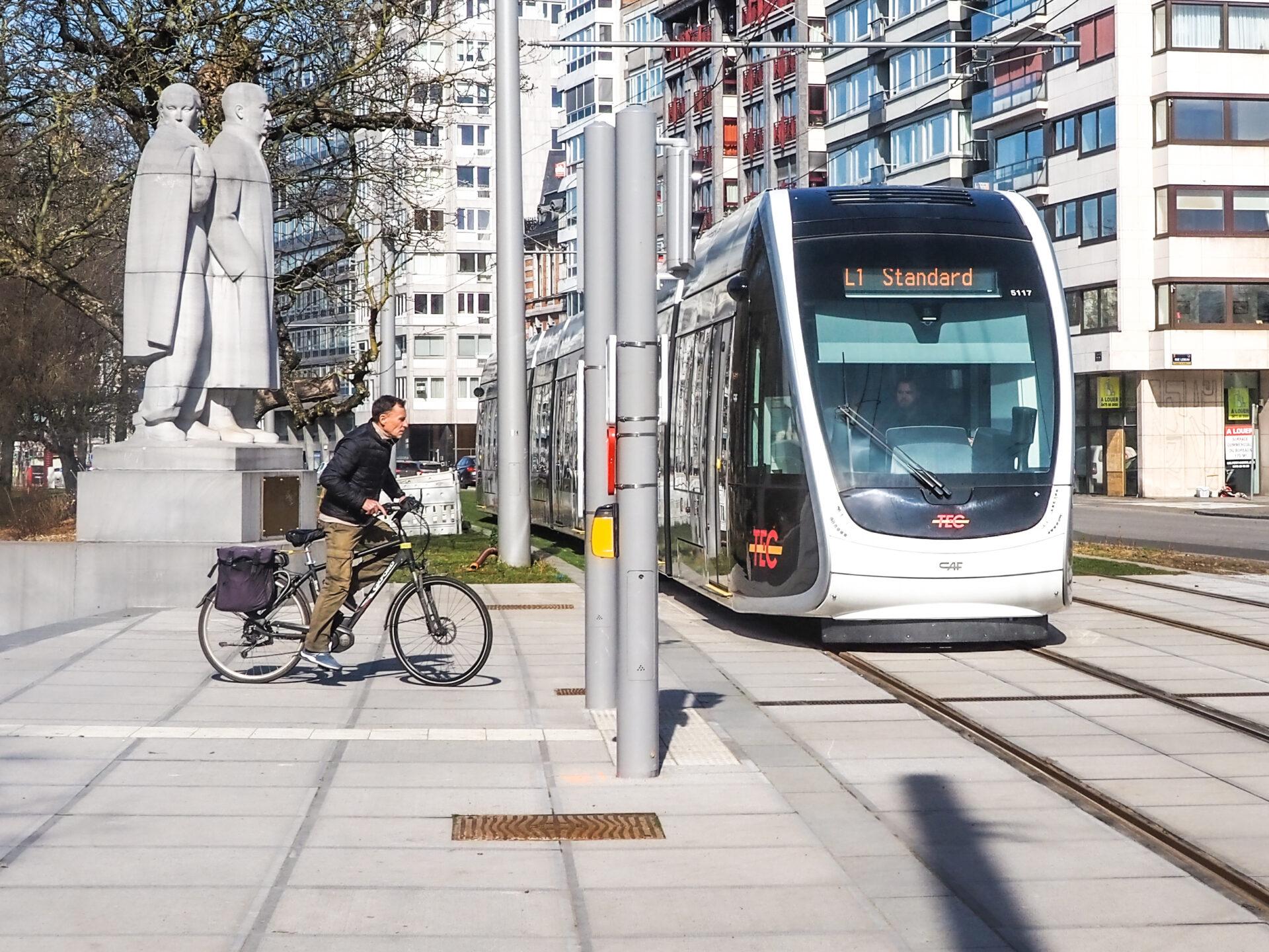 Peut-on monter avec son vélo ou sa trottinette dans le tram ?