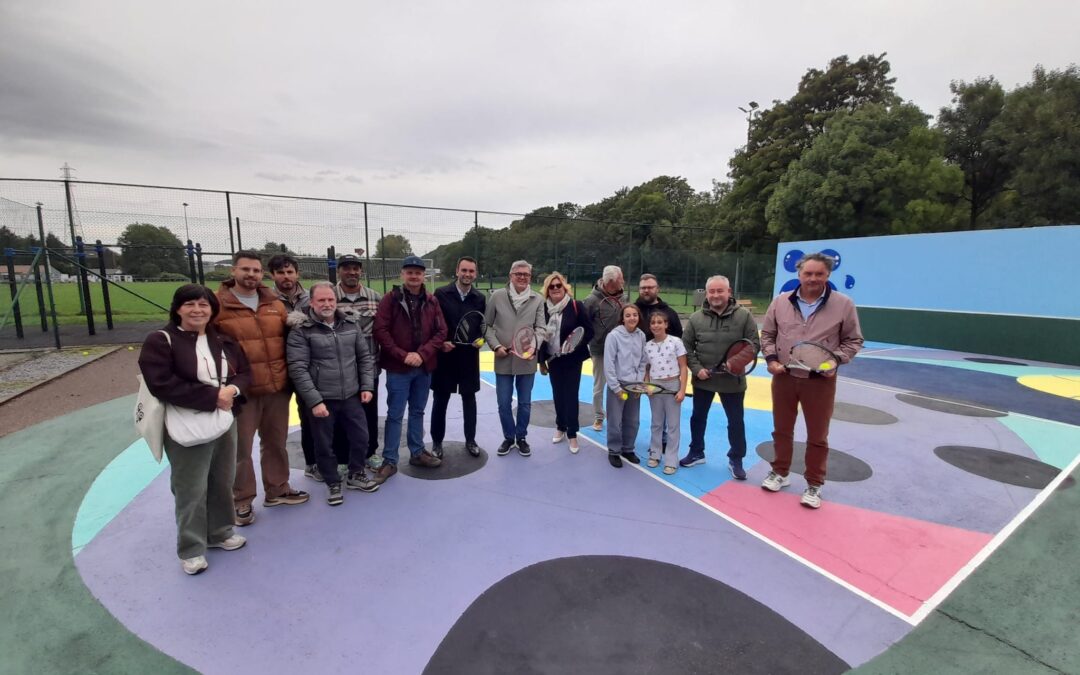 Un court de tennis métamorphosé en fresque colorée à Sclessin