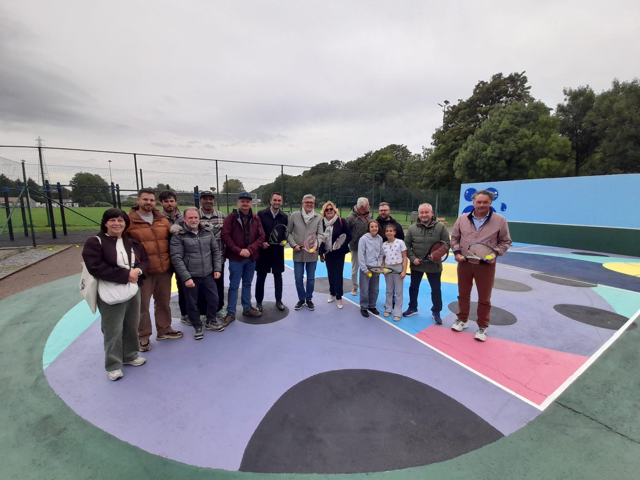 Un court de tennis métamorphosé en fresque colorée à Sclessin