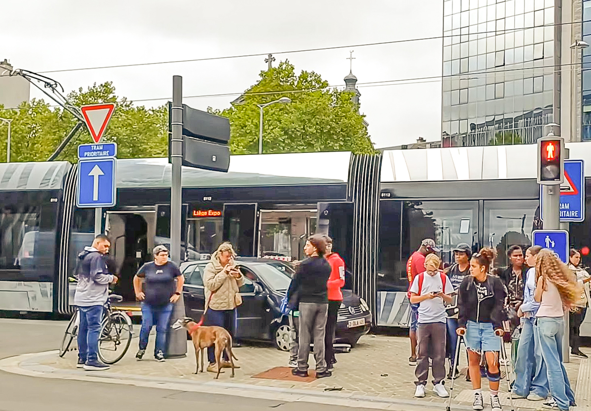 Accident entre le tram et une voiture: la conductrice a été légèrement blessée et la circulation perturbée