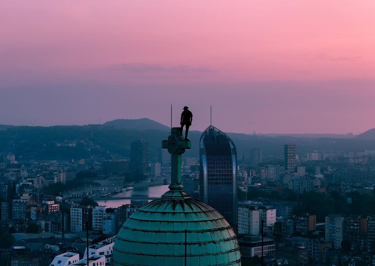 Un jeune se filme debout, perché sur le dôme de la basilique de Cointe