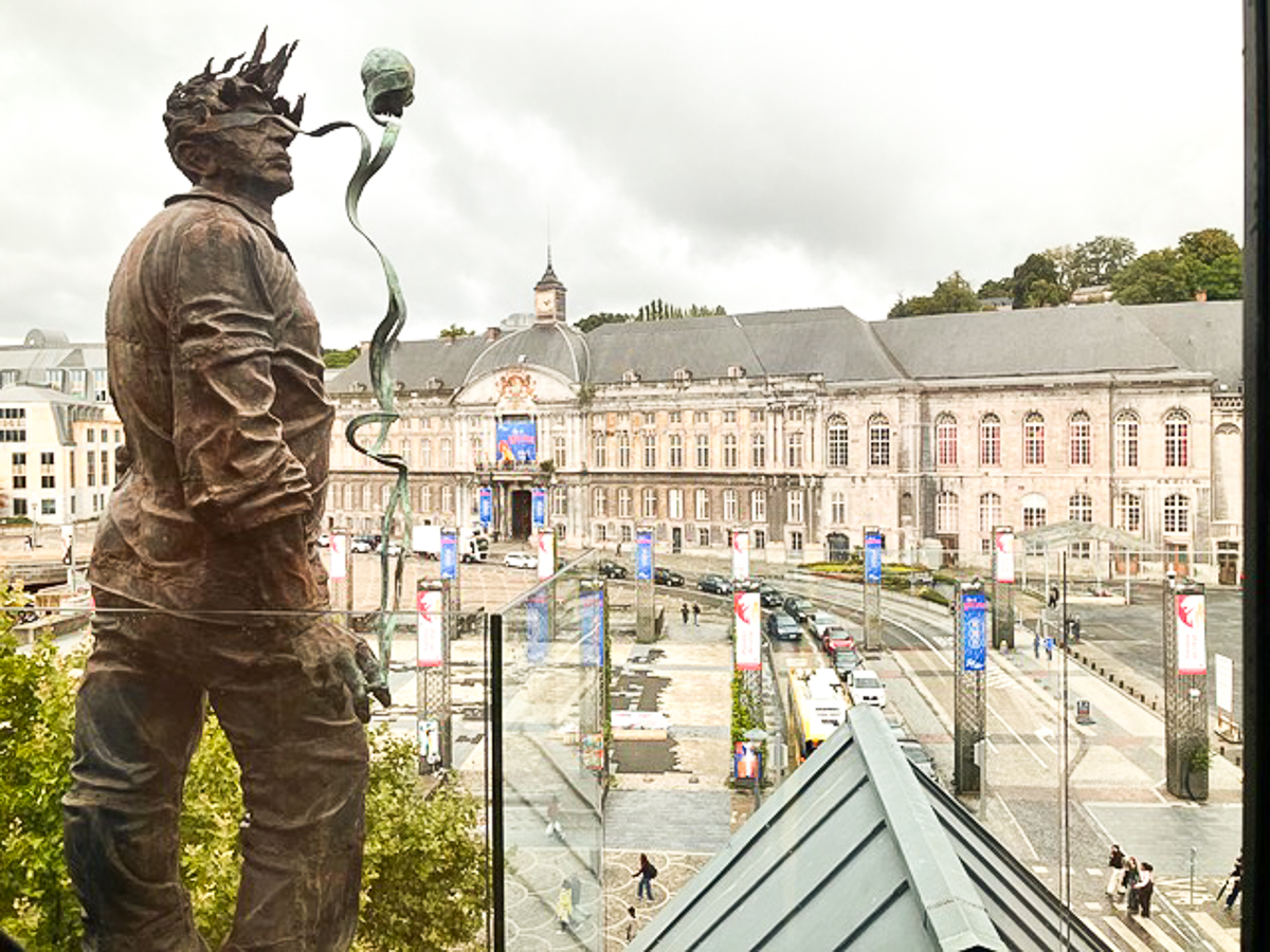 Une nouvelle sculpture originale surplombe la place Saint-Lambert depuis quelques jours