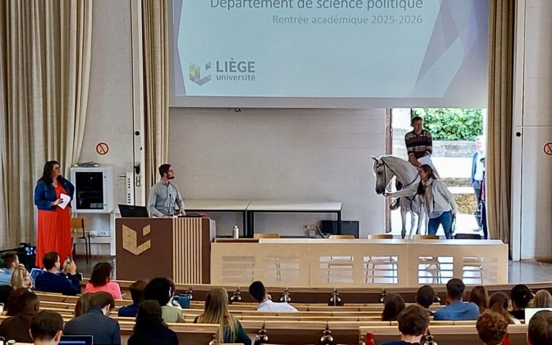 Un professeur de l’université débarque dans son amphithéâtre à cheval