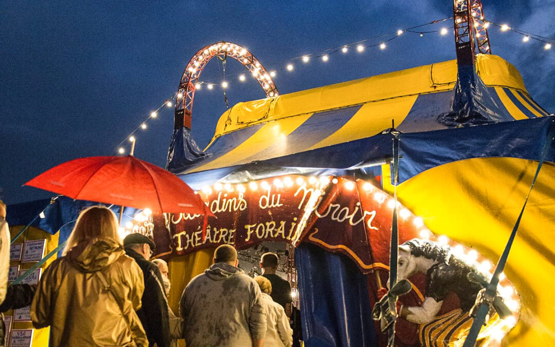 Un spectacle de théâtre féérique sous chapiteau, esplanade Saint-Léonard, pendant les fêtes de Noël