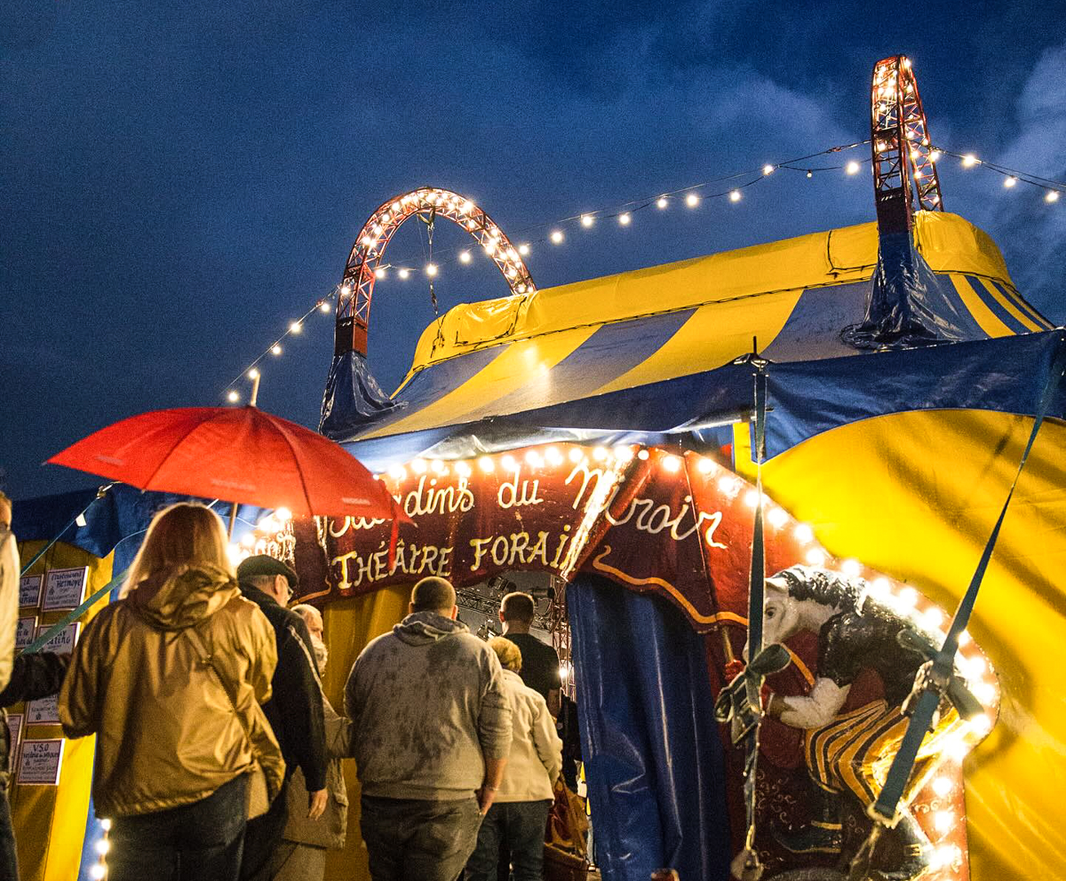 Un spectacle de théâtre féérique sous chapiteau, esplanade Saint-Léonard, pendant les fêtes de Noël