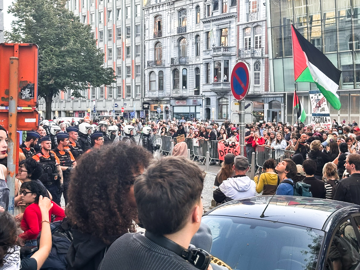 400 manifestants, des policiers blessés et Georges-Louis Bouchez obligé de grimper par une porte dérobée