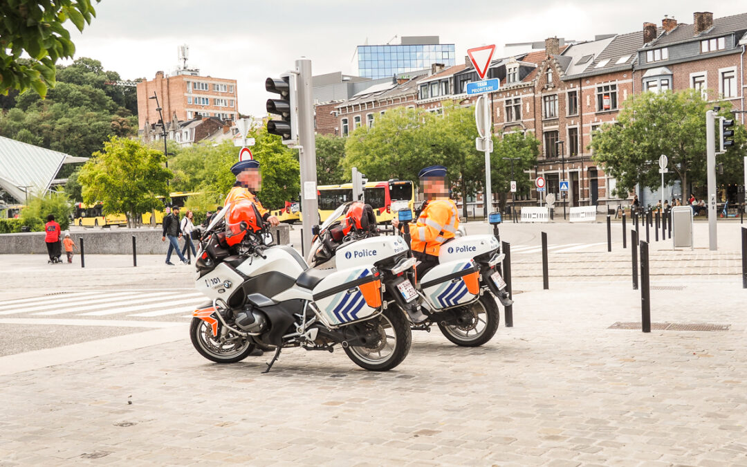 Les policiers verbalisent désormais devant les Guillemins… mais commettent des infractions à l’autre bout de la rue