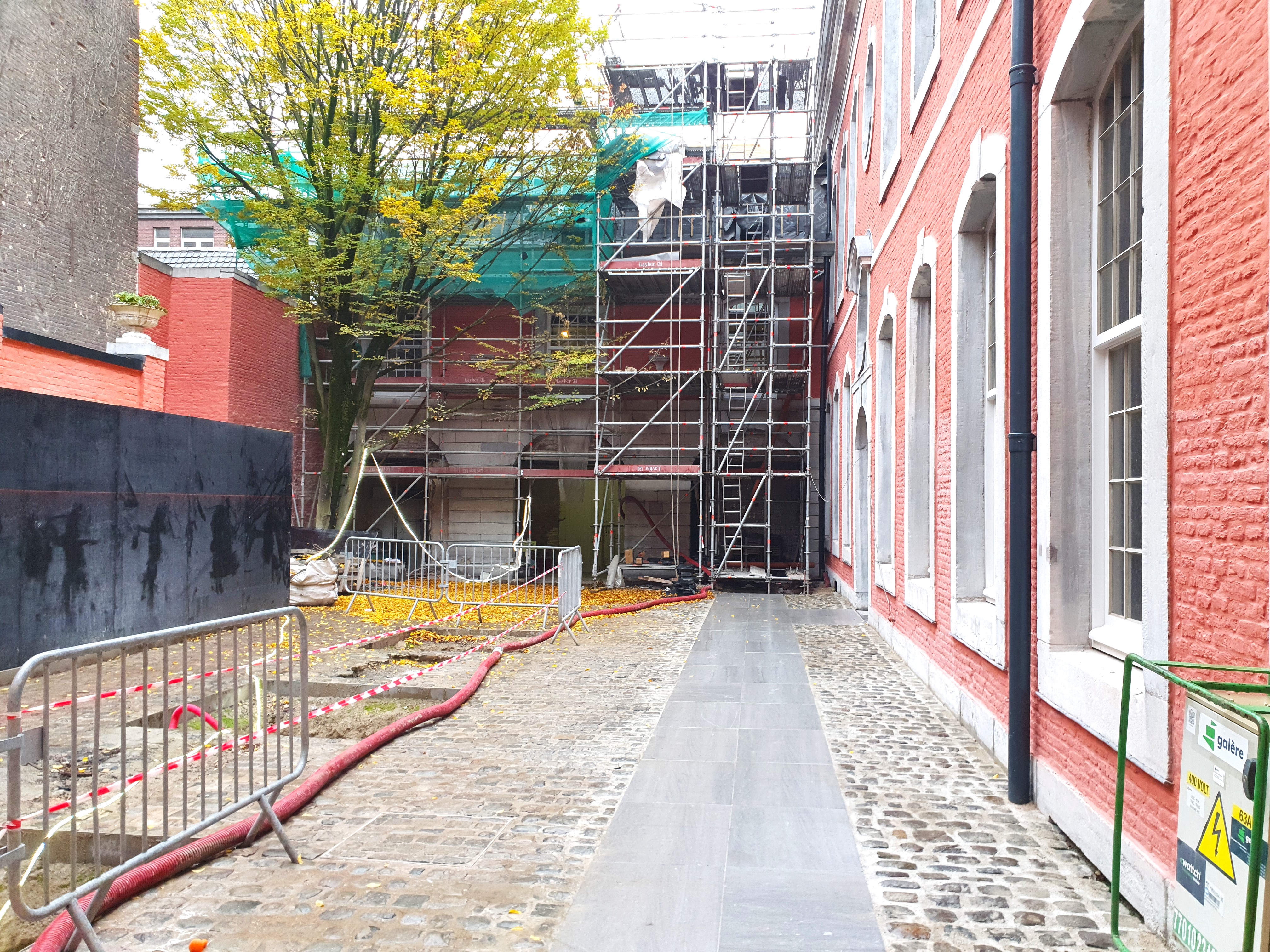 L'entrée se fera dorénavant par la porte de derrière, après être passé par l'annexe.