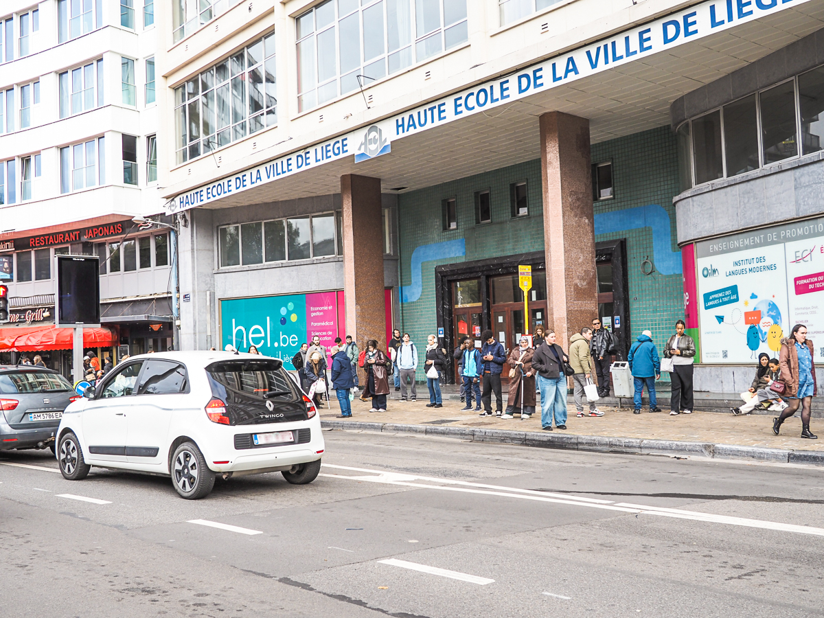 Savez-vous qu’il existe, en théorie, une zone sécurisée où les jeunes peuvent attendre leurs parents en quittant le Carré, la nuit ?