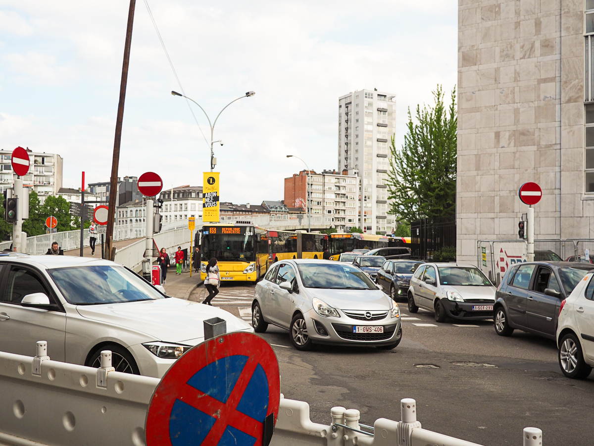 Embouteillages monstres au centre-ville: le bourgmestre débloque la situation, après un manque d’anticipation des services