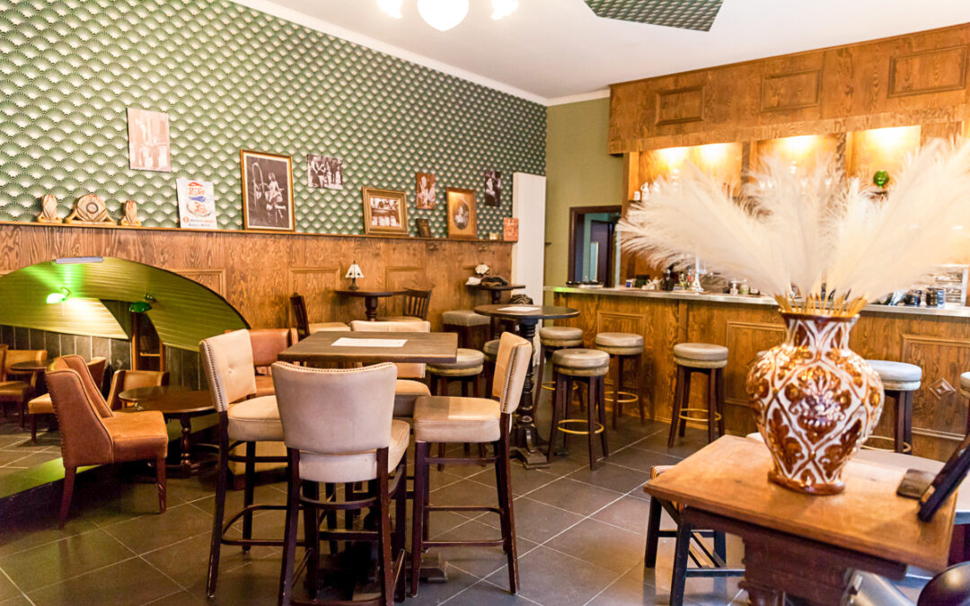 Un nouveau bar speakeasy, chic et discret, ambiance Prohibition, a ouvert derrière la place du Marché