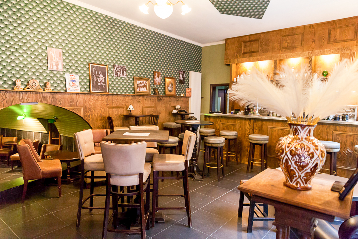 Un nouveau bar speakeasy, chic et discret, ambiance Prohibition, a ouvert derrière la place du Marché