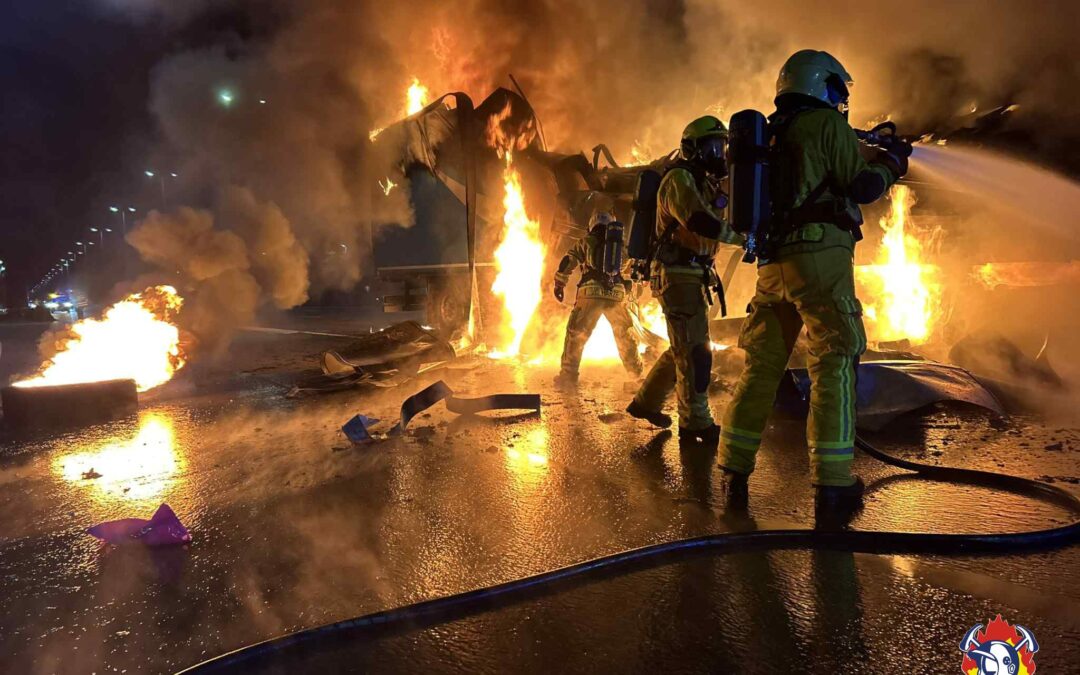 Les images spectaculaires de l’incendie d’un camion Amazon sur l’E40