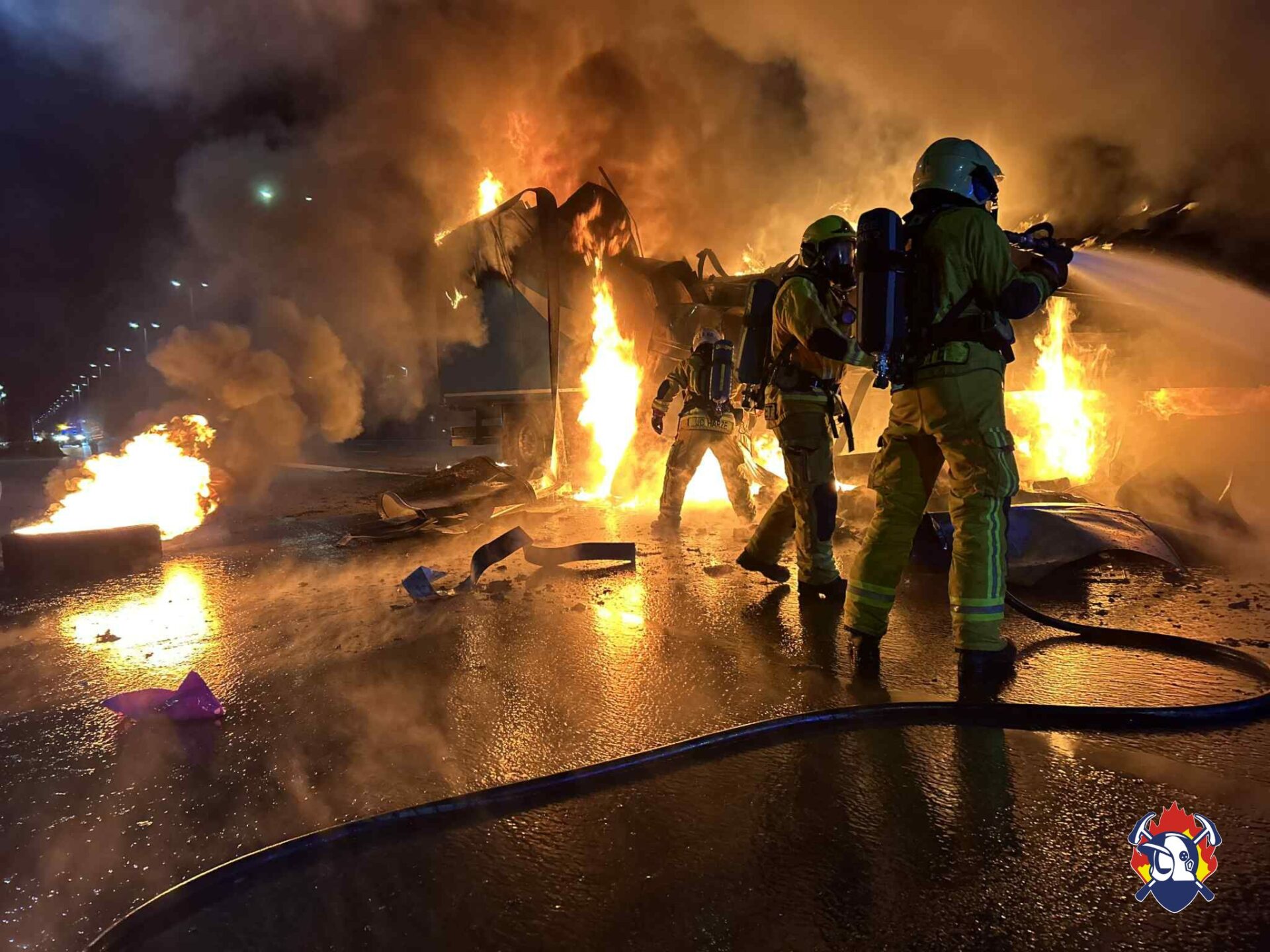 Les images spectaculaires de l’incendie d’un camion Amazon sur l’E40