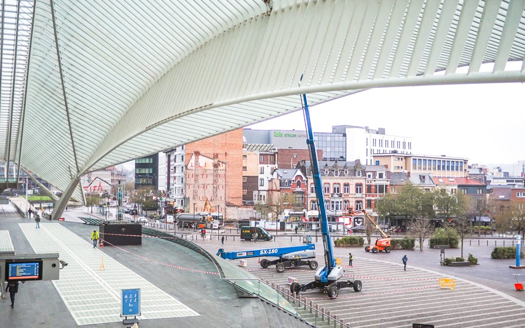 Opération de nettoyage des grandes poutres de la gare des Guillemins, qui en avaient bien besoin