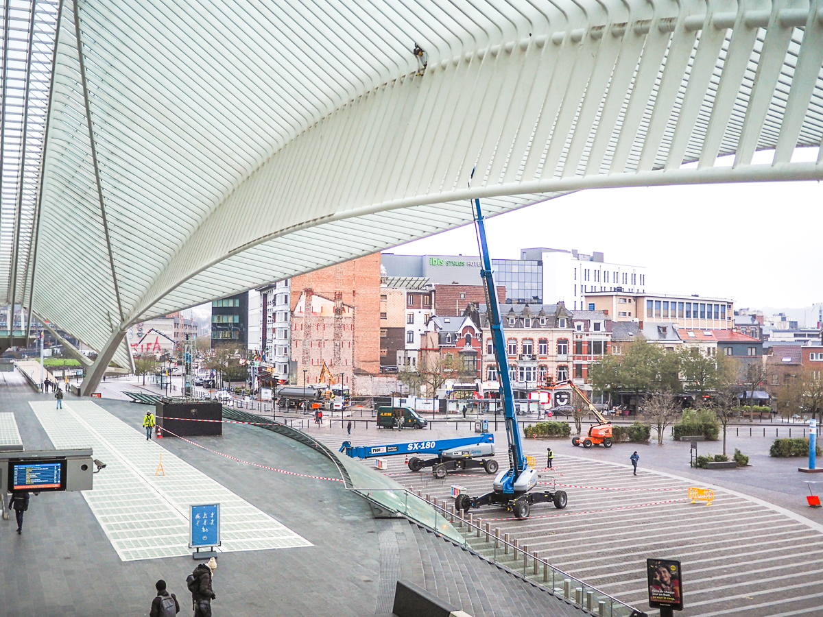 Opération de nettoyage des grandes poutres de la gare des Guillemins, qui en avaient bien besoin