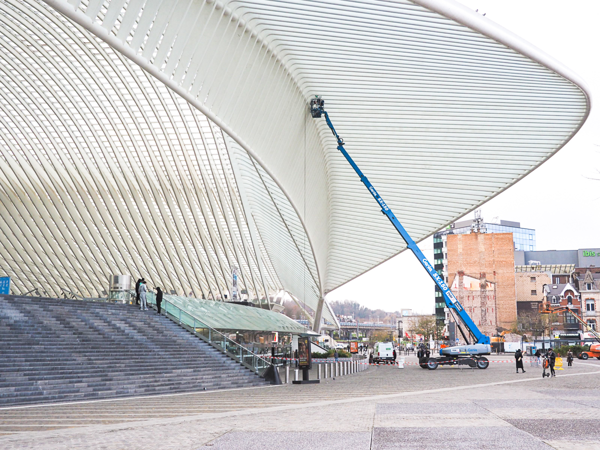Après le nettoyage des grandes poutres de la gare des Guillemins, celui des vitres et des margelles de quais est prévu
