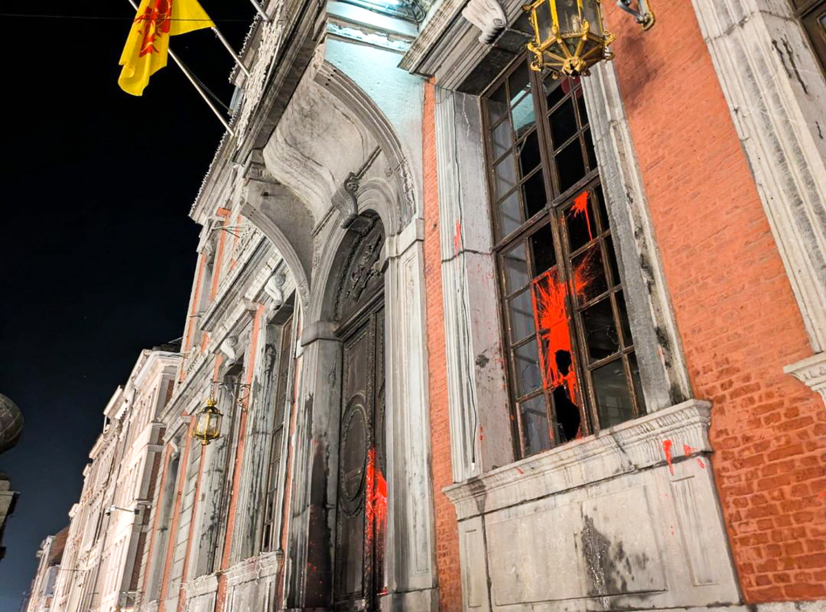Des manifestants ont voulu prendre d’assaut l’hôtel de ville : « on a frôlé le pire »