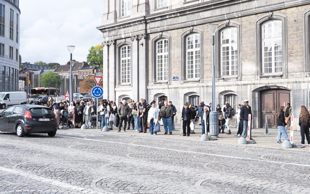 Arrêts de bus inadaptés entre la place Saint-Lambert et le Cadran: les usagers toujours exposés aux intempéries