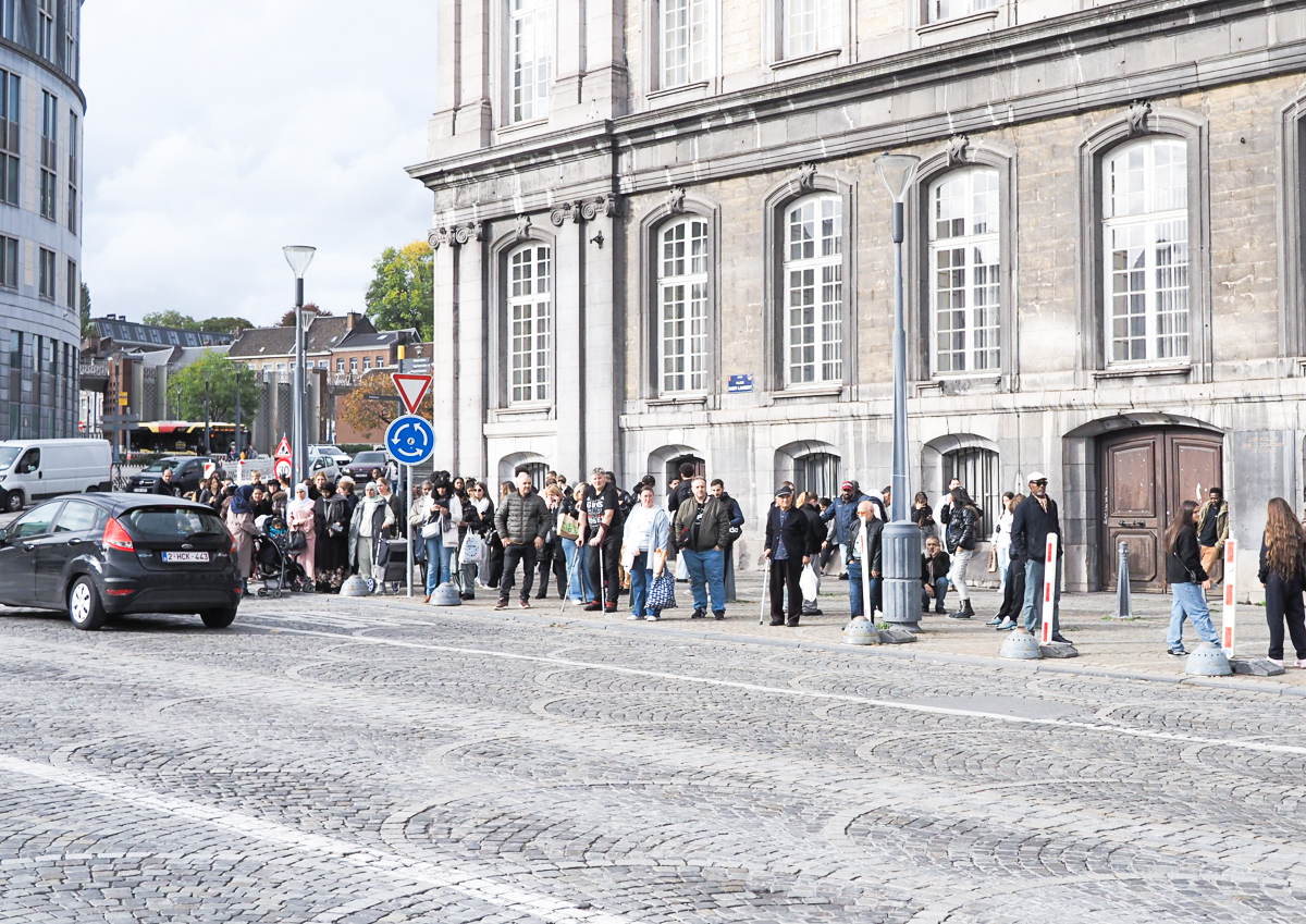 Arrêts de bus inadaptés entre la place Saint-Lambert et le Cadran: les usagers toujours exposés aux intempéries